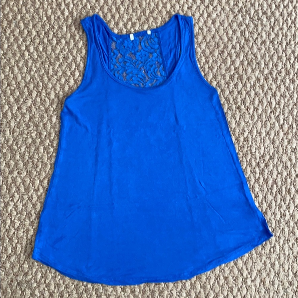 blue tank top